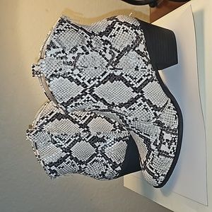Style & Co WH snake booties